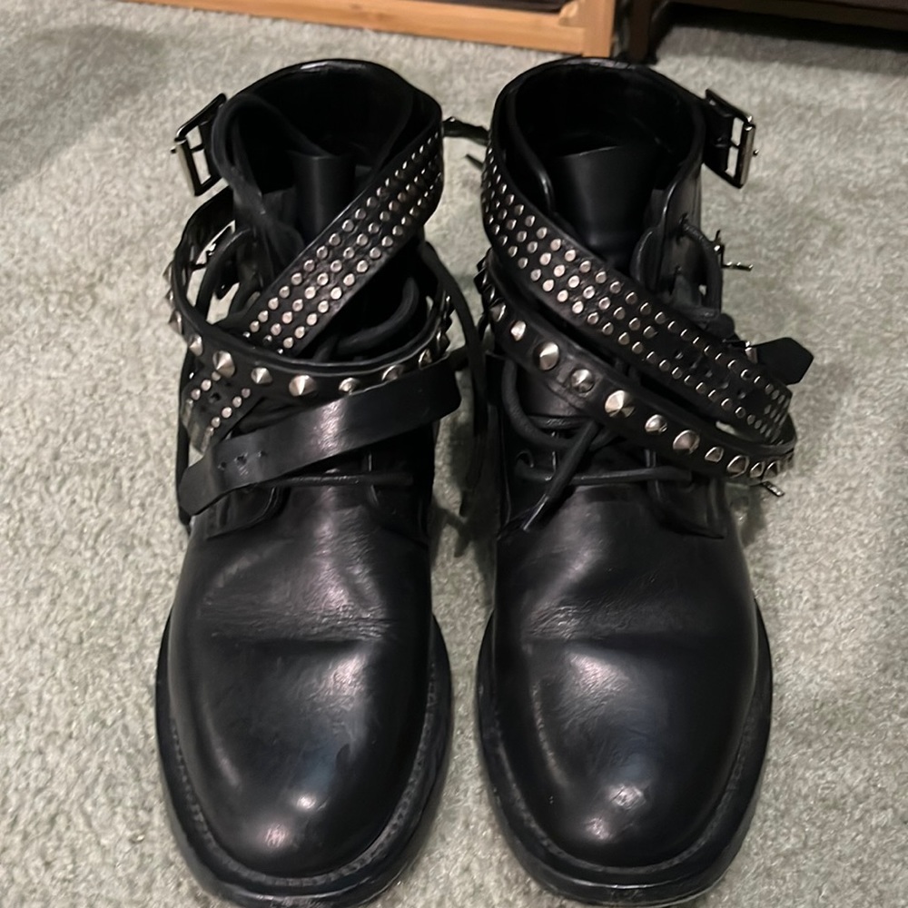 Black ankle boot. Great with casual or dressed up.